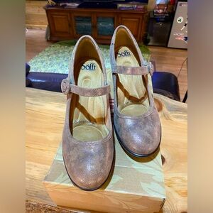 Sofft new size 7 shoes. Stunning copperish colors never worn.